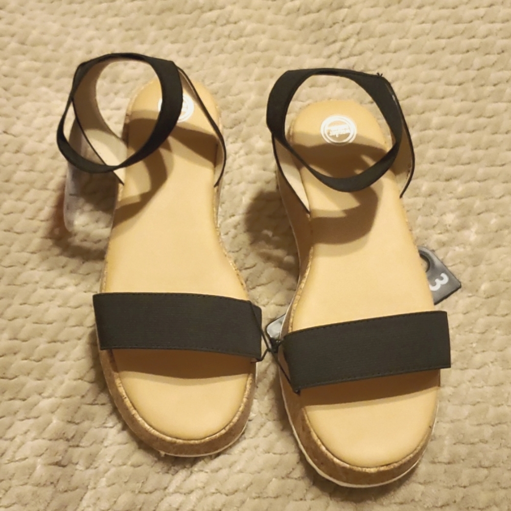 NWT!! Elastic Sandals